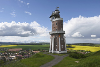 Rozhledna nabízí především výhled na Kryry a panorama Doupovských hor