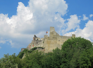 Pevný hrad nad Váhem