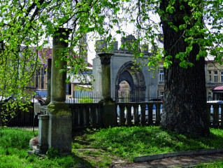 Torzo gotické brány uprostřed pivovarského dvora