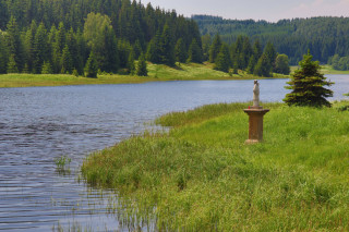 Sv. Jan Nepomucký shlížející na vodní nádrž.