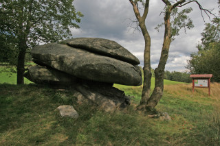 Přírodní památka Kamenný hřib u Šindelové v bočním pohledu