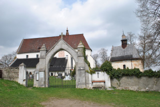 Vstupní brána do areálu hřbitovního kostela Sv. Mikuláše