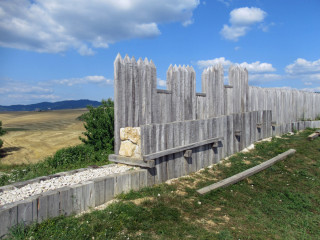 Obnovená replika velkomoravského palisádového opevnění