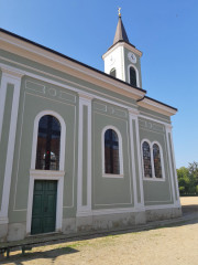Kostel sv. Václava a Leopolda přiléhá k zámku, jenž je součástí kladrubského areálu.