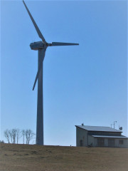 Původní větrná elektrárna s trafostanicí na lokalitě Nový Hrádek – Šibeník před konverzí na rozhlednu