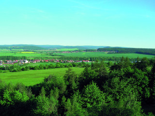 Pohled na jih: Cerhovice, Újezd a na obzoru
centrální Brdy – zleva Jinecké Hřebeny (721 m
n. m.), Brda (773 m n. m.), Beran (684 m n. m.),
Tok (865 m n.m.), Jordán (824 m n. m.), blíže je
dvojvrch Jivinské hory (621 m n. m.).