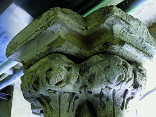 Typickým zdobným prvkem
cisterciáckého kláštera byly
ornamentální hlavice sloupů