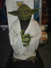 Mistr Yoda z Hvězdných válek je vytvořený z pryskyřice v měřítku 1:1