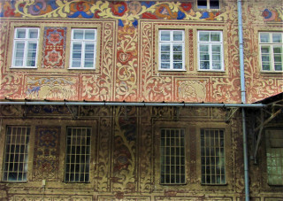 Sgrafita na východní ploše zdi továrny na keramiku