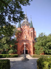 Průčelí kostela je orientováno směrem k Břeclavi.