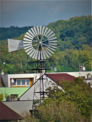Větrné kolo je viditelné při příjezdu do obce Vedrovice