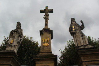 Sousočí sv. Trojice se sv. Cyrilem a Metodějem před kostelem sv. Jiljí