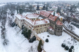 Pohled na zámecký areál s bazilikou sv. Prokopa od jihovýchodu