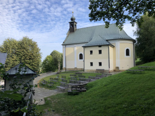 Poutní kostel na Malenisku je zasvěcen Panně Marii Sněžné.