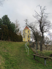 Vrbčanský kostelík se vypíná nad bývalým slovanským hradištěm.