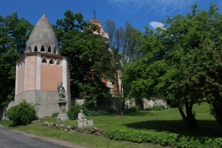 Stavba zděné zvonice sice byla zahájena už roku 1770. Nicméně kvůli finančním těžkostem se dočkala dokončení až v roce 1800. Zároveň sloužila i jako márnice.