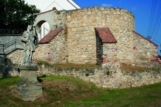 Bašta u vchodu do kostelního areálu – původní bránu
doplňoval ještě padací most.