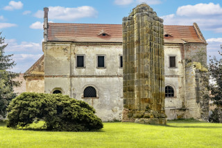 Gotický sloup zaniklého chrámu a barokní kaple