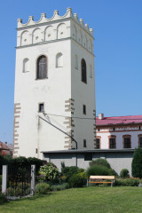 Roku 1604 si město pořídilo nový zvon. Ten prý byl tak těžký, že když zvonil, tak se chvěla celá chrámová věž. Proto byla u kostela zbudována samostatná zvonice.