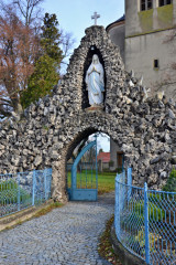 Brána z mořských korálů se sochou Panny Marie Lurdské