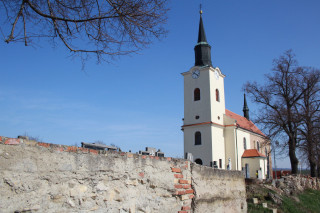 Ke kostelu v Kostelci u Kyjova