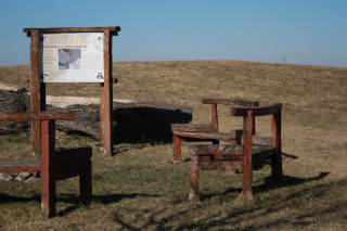 Ihned za infopanelem se zvedá skromný zbytek valu. Odborné aktivity, které započaly koncem čtyřicátých let minulého století, patřily k prvním profesionálně pojatým poválečným archeologickým průzkumům.