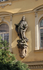 Barokní socha Karla IV. na Městské knihovně