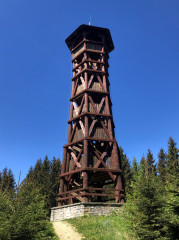 Elegantní dřevěná rozhledna na vrchu Miloňová ladí se svým okolím.