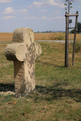 Kříž stojí na křižovatce. U něj se spojují a rozbíhají dvě cyklotrasy. Pohodlně se odtud dostanete na Velehrad, do Buchlovic, ale i k železniční stanici ve Starém Městě.