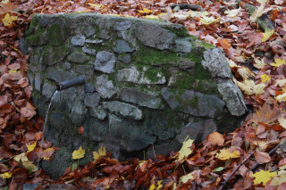 Kamenná studánka. Na hradisku nebyl pramen, jeho obyvatelé pravděpodobně získávali pitnou vodu odtud.