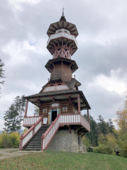 1 Rozhledna dostala červeno-bílý vzhled podle nepůvodní barevnosti Pusteven z roku 1960 (těm se vrátila červeno-žlutá podoba po požáru)