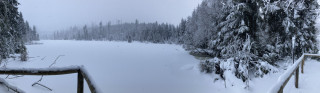 Panoramatický pohled na jezero Laka