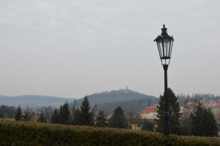 Zámek Zelená Hora v pohledu od prvního zastavení křížové cesty