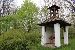 Zvonička v Polánce sice rezonuje dědictvím lidové architektury, nicméně se jedná o nově zbudovaný objekt.