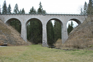Celkový pohled na viadukt Velký Klášterák z údolí Arnoštského potoka