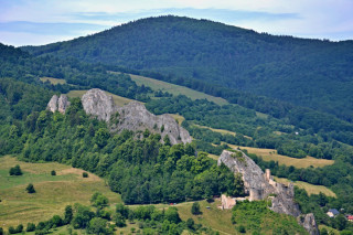 Výhled na hrad a Lednické bradlo