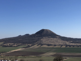 Pohled od jihozápadu na Oblík v popředí, za ním Srdov a Brník