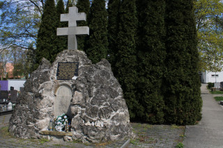 Mohyla nad hrobem popravených povstalců znázorňuje motiv trojvrší s křížem ze slovenského znaku.