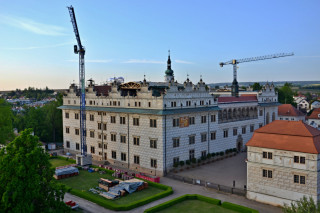 Pohled na zámek z vyhlídky na piaristickém chrámu Nalezení sv. Kříže