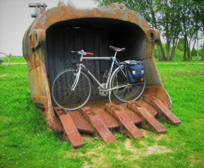 Ve lžíci bagru lze zaparkovat kolo