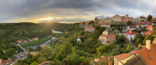 Z ochozu kaple se otvírají výhledy na znojemský hrad s blízkou románskou rotundou svaté Kateřiny i do údolí Dyje s přehradou