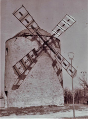 Větrný mlýn v Holíči s nepůvodní střechou a křídly před rekonstrukcí do původní podoby.