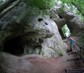 Vlevo jeskyně Ve Zkamenělém zámku, vpravo Skalní brána