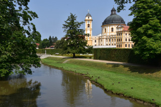 Pohled na kostel z mostu přes říčku Rokytnou