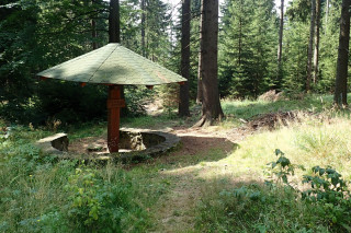 Vkusně upravená Adamova studánka na jižním svahu Borůvkové hory.