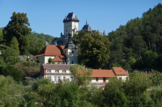 Majestátní Karlštejn s kostelíkem sv. Palmacia u svých nohou.