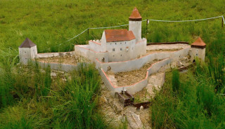 Z Aueršperka nad říčkou Bystřicí zůstalo jen torzo válcové věže.