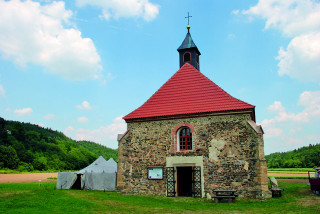 Kostel sv. Petra a Pavla v Dolanech