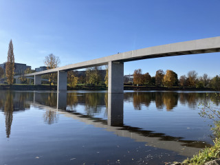 Subtilní Štvanická lávka (HolKa) architekta Petra Teje tvoří nad Vltavou elegantní bílou linku.