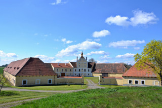 Kalec a Hubenov - dva barokní hospodářské dvory plaského kláštera
